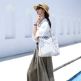 Carica l'immagine nel visualizzatore della galleria, Borsa tote wing in vera pelle con ricamo Suzhou barocco dorato fatta a mano