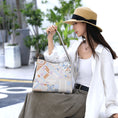 Carica l'immagine nel visualizzatore della galleria, Borsa tote wing in vera pelle con ricamo Suzhou barocco dorato fatta a mano