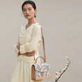 Bild in Galerie-Betrachter laden, Luxuriöse handgefertigte Suzhou-Stickerei-Lederhandtasche mit geometrischem Muster