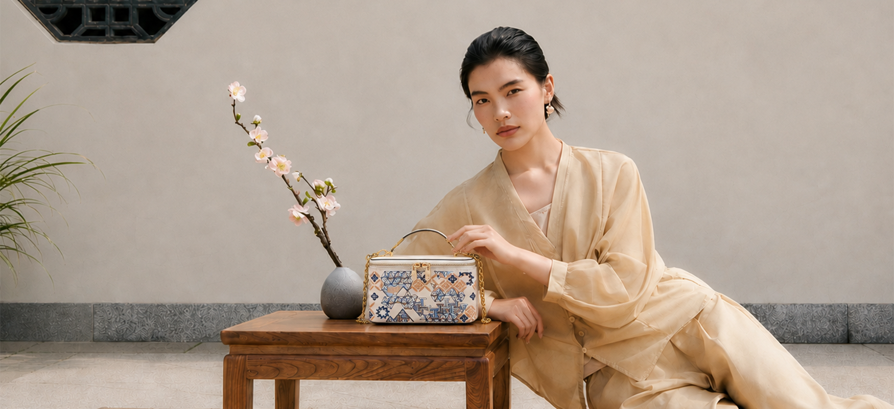 New Chinese Style Geometric Embroidered Mini Box Handbag, Gold Chain Top Handle Vanity Crossbody Purse