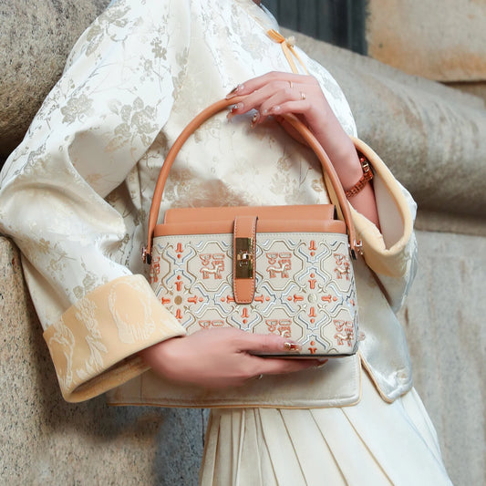 New Chinese Style Ethnic Deer Pattern Embroidered Leather Handbag, Outdoor Handheld Fashion Model Display 