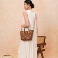 Carica l'immagine nel visualizzatore della galleria, Borsa tote wing in vera pelle con ricamo Suzhou barocco dorato fatta a mano

