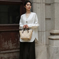 Carica l'immagine nel visualizzatore della galleria, Borsa tote wing in vera pelle con ricamo Suzhou barocco dorato fatta a mano
