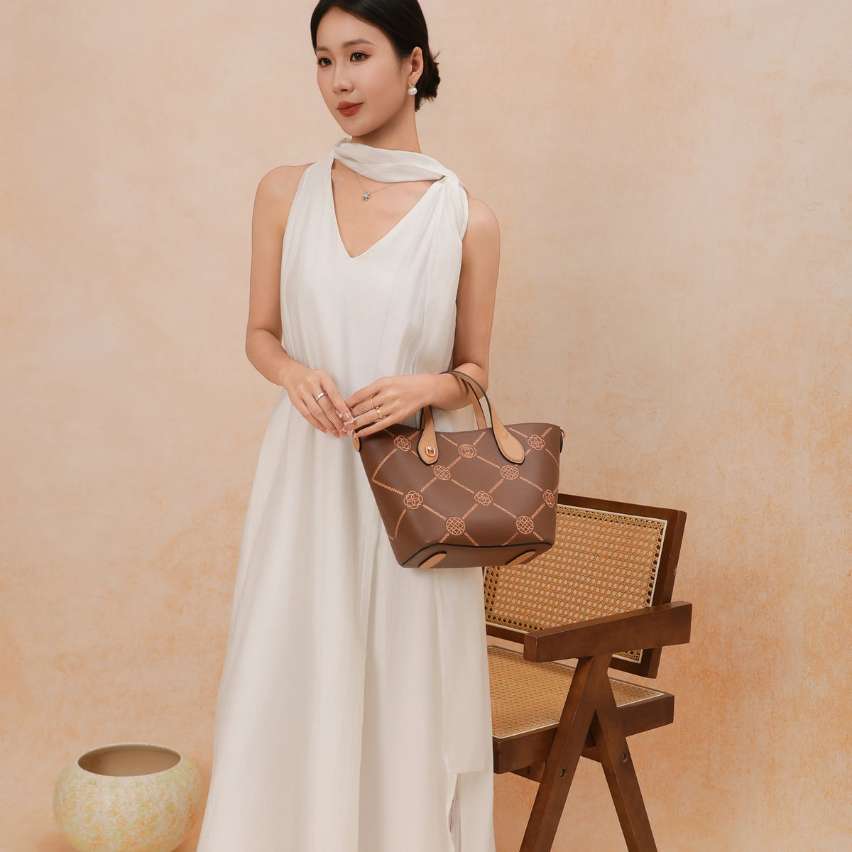 Borsa tote wing in vera pelle con ricamo Suzhou barocco dorato fatta a mano