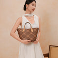 Carica l'immagine nel visualizzatore della galleria, Borsa tote wing in vera pelle con ricamo Suzhou barocco dorato fatta a mano
