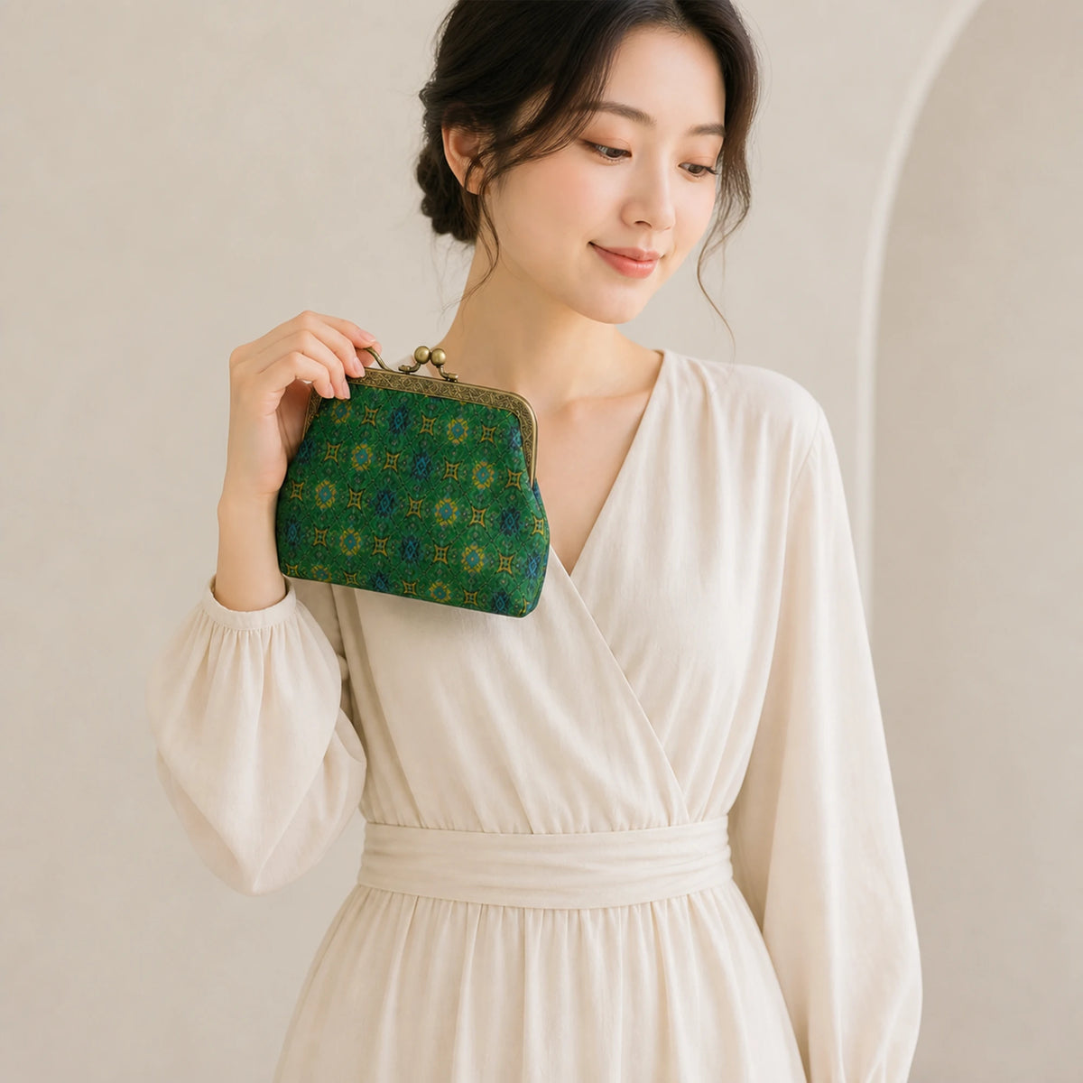 Elegant Chinese Heritage Song Brocade Silk Handbag with Vintage Clasp Design