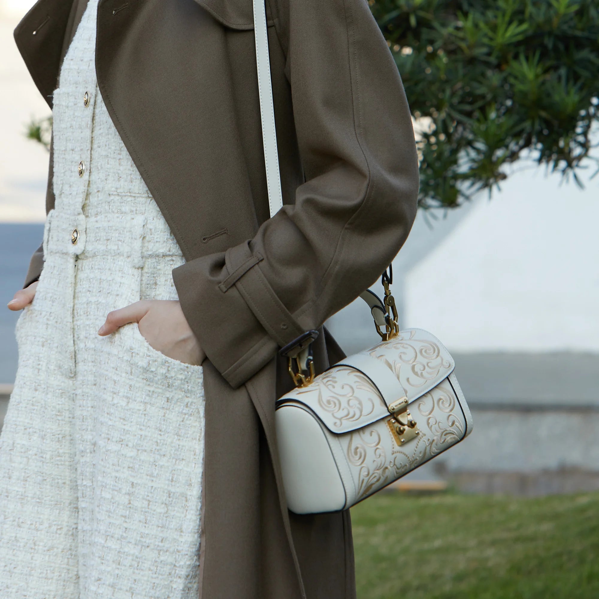 Heritage Dunhuang Cloud Motif Su Embroidery Leather Bucket Bag