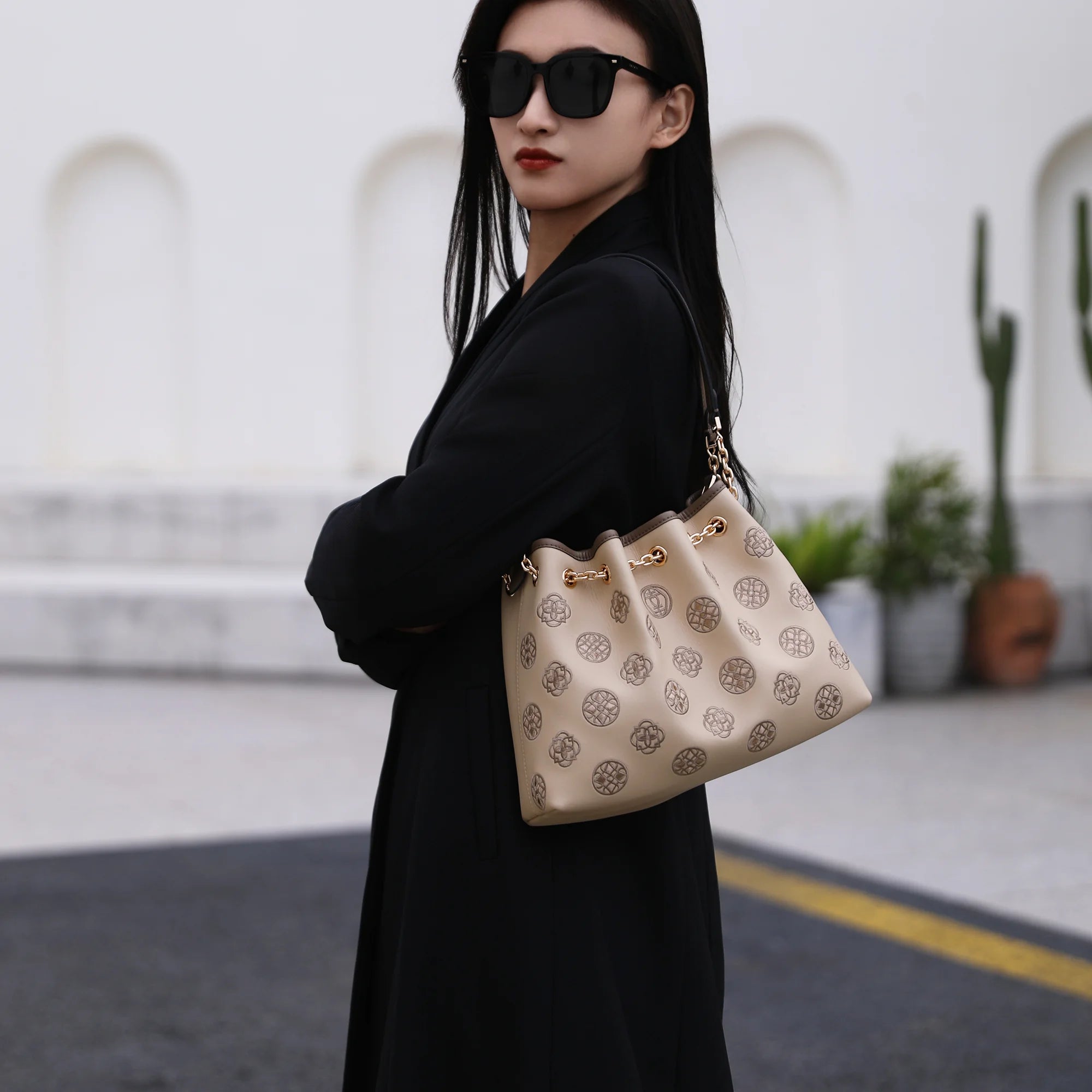 Handgefertigte Suzhou bestickte Echtleder-Beuteltasche mit Kordelzug