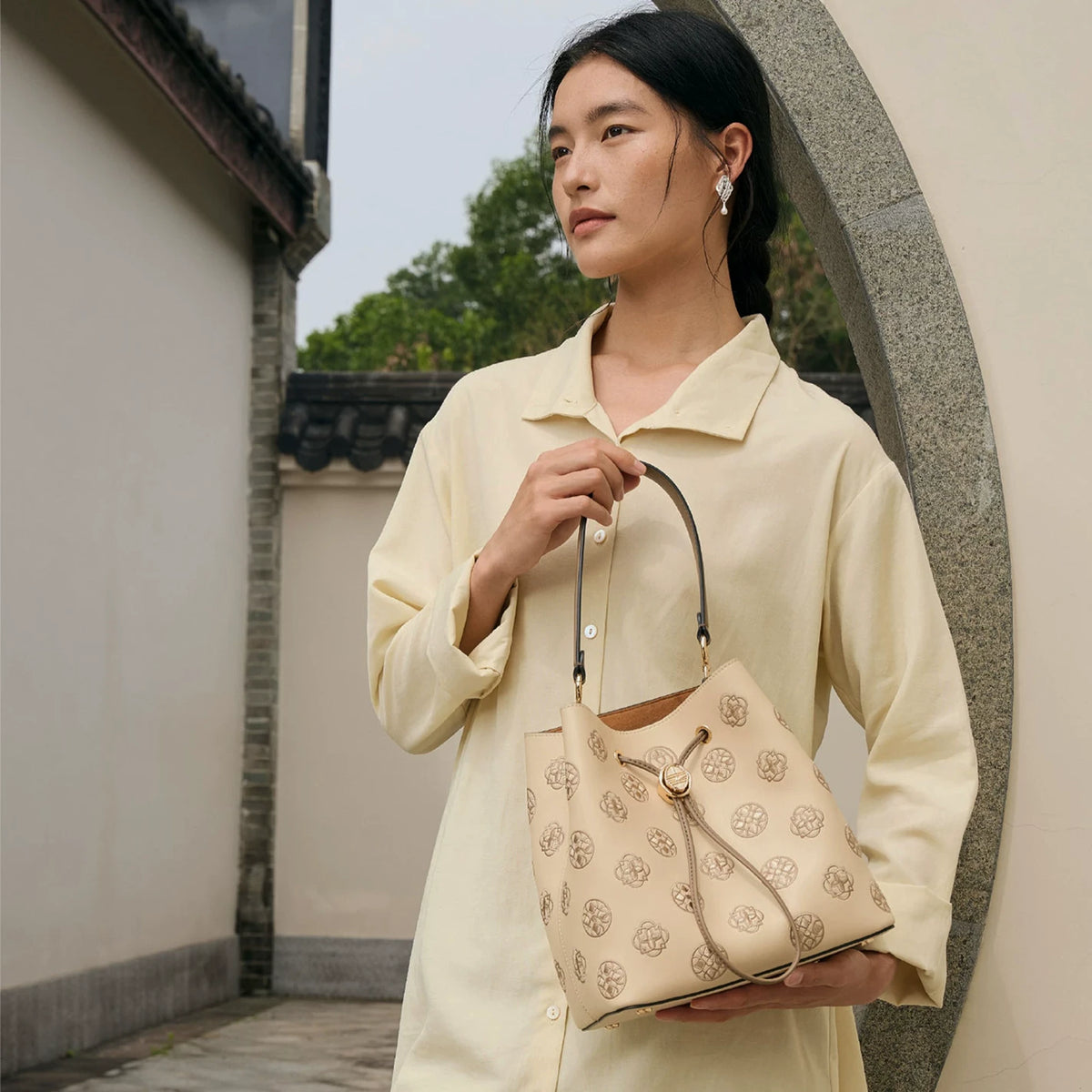 Genuine Leather Bucket Bag with Traditional Treasure Chest Pattern Suzhou Embroidery, Chain Shoulder Crossbody Handbag Outdoor Lifestyle 
