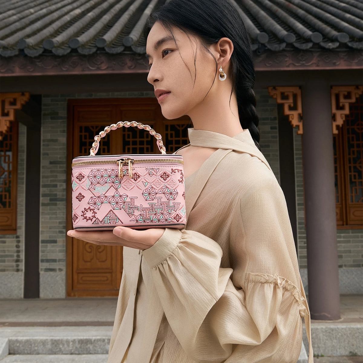 Handgemachte Suzhou bestickte Umhängetasche mit geometrischem Muster und Goldkette