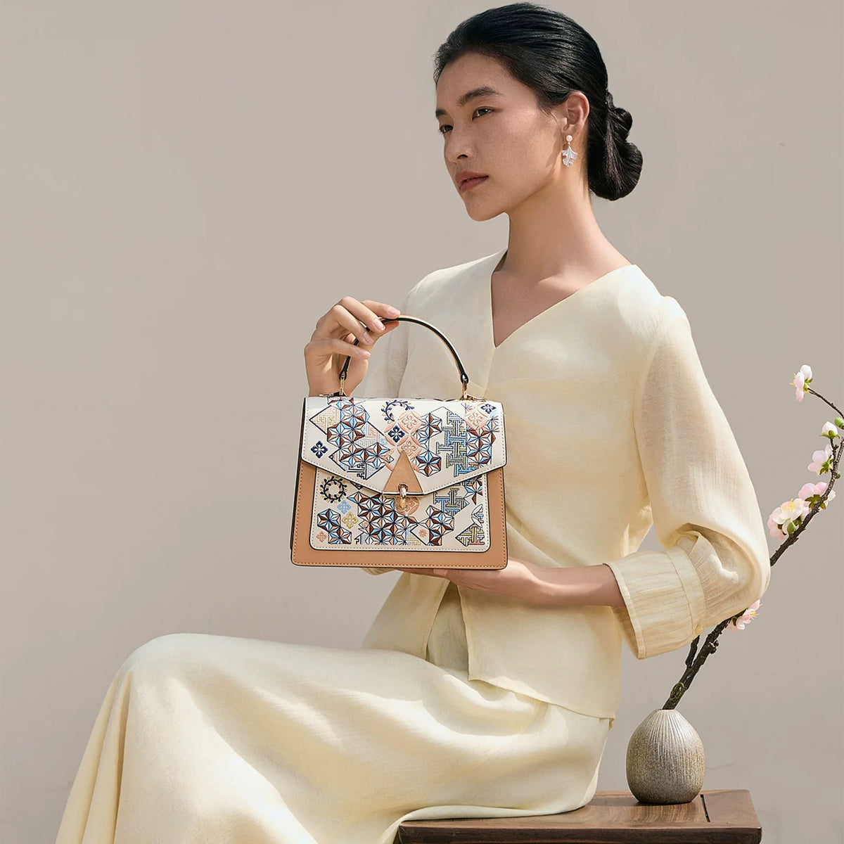Luxuriöse handgefertigte Suzhou-Stickerei-Lederhandtasche mit geometrischem Muster