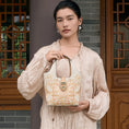 Bild in Galerie-Betrachter laden, Dunhuang Schriftrollen Gras-Motiv Suzhou-Stickerei Handgefertigte Leder-Tragetasche
