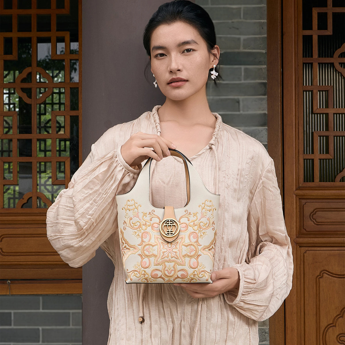 Dunhuang Schriftrollen Gras-Motiv Suzhou-Stickerei Handgefertigte Leder-Tragetasche