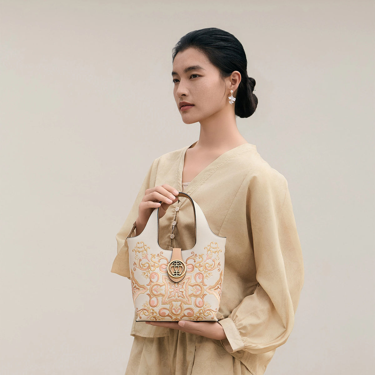 Dunhuang Schriftrollen Gras-Motiv Suzhou-Stickerei Handgefertigte Leder-Tragetasche