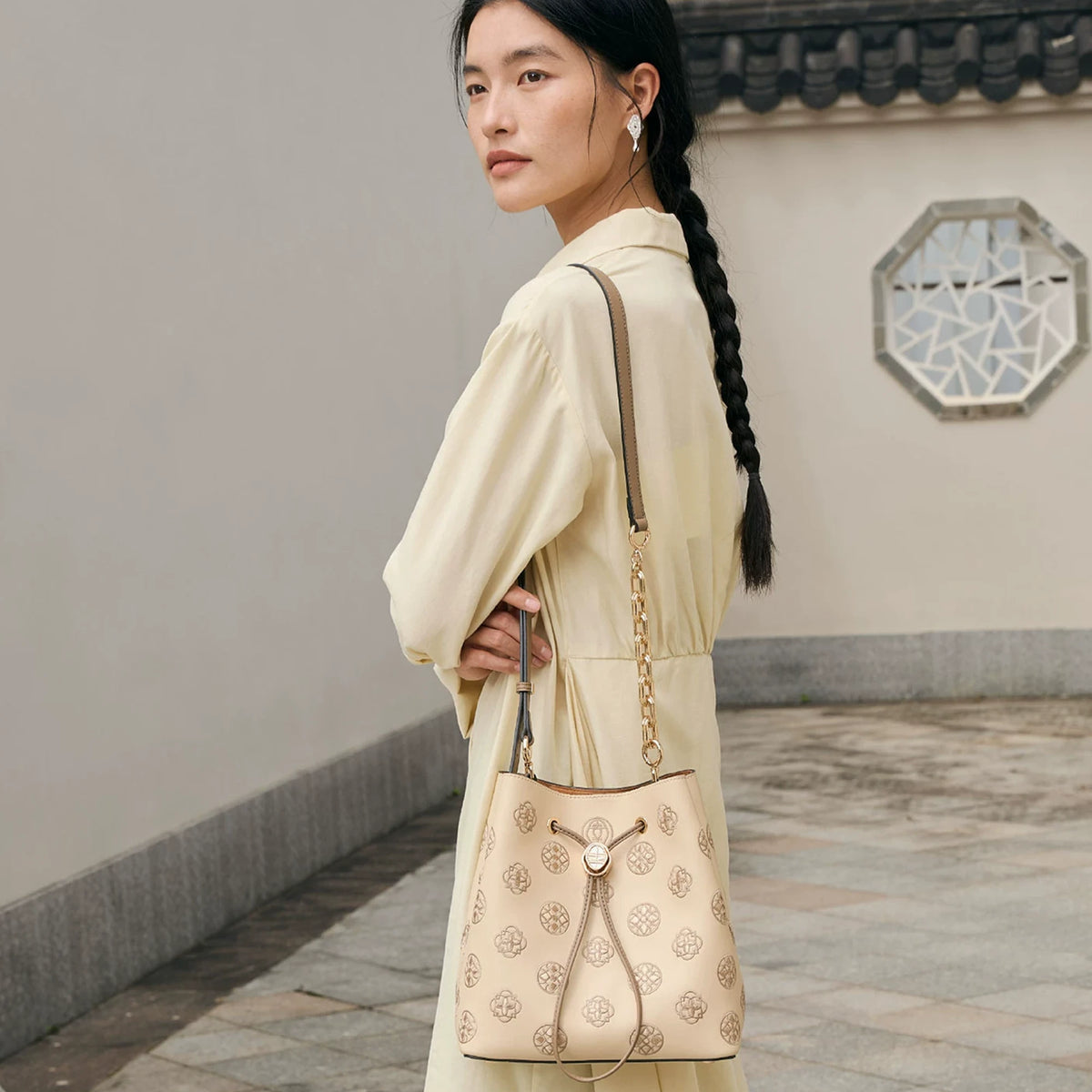 Genuine Leather Bucket Bag with Traditional Treasure Chest Pattern Suzhou Embroidery, Chain Shoulder Crossbody Handbag Outdoor Lifestyle 