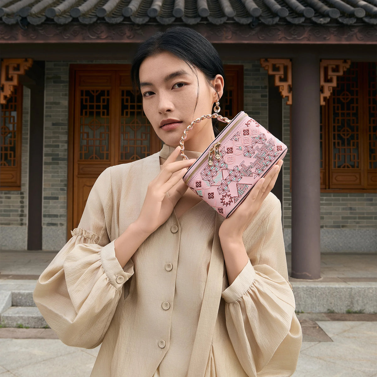 Handgemachte Suzhou bestickte Umhängetasche mit geometrischem Muster und Goldkette