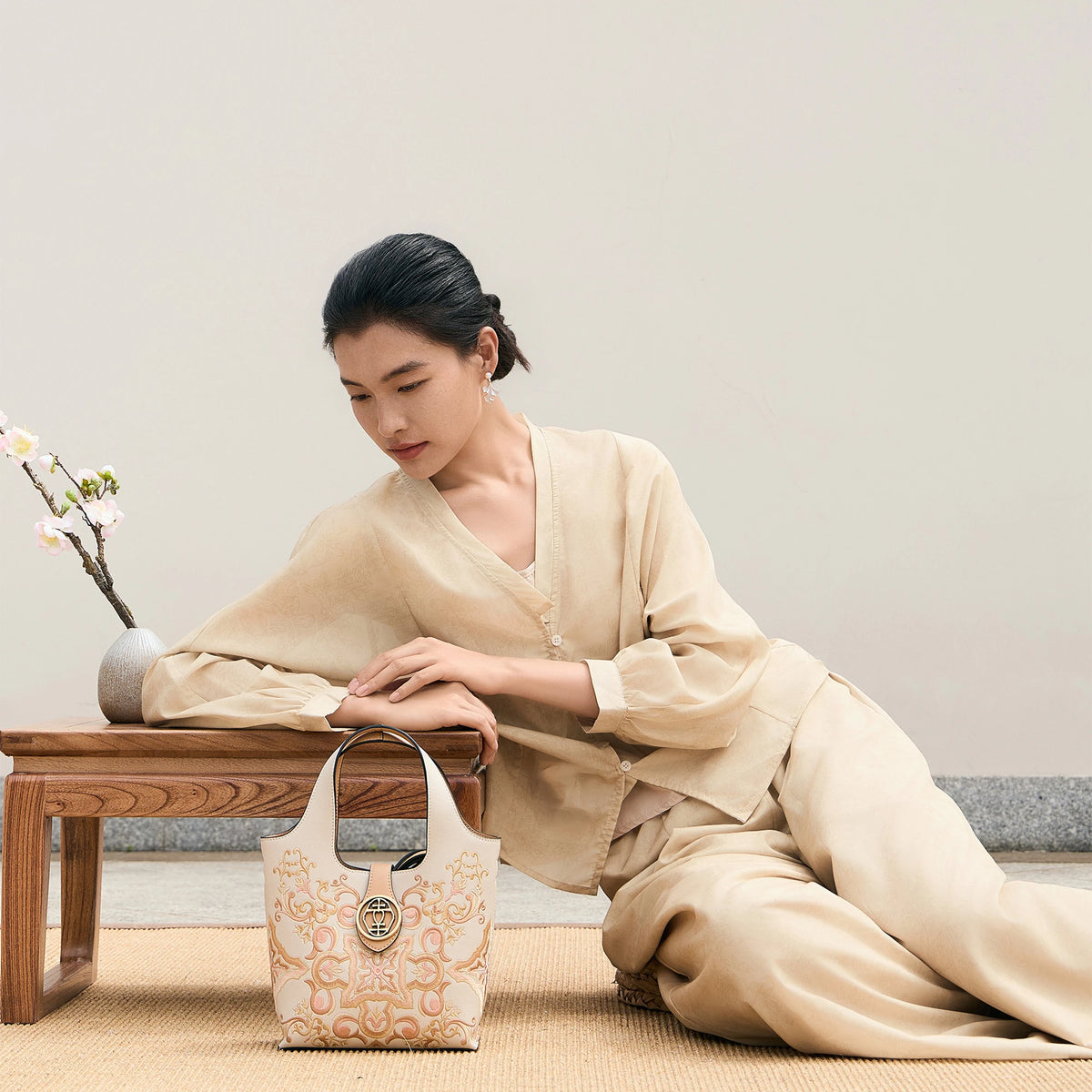 Dunhuang Schriftrollen Gras-Motiv Suzhou-Stickerei Handgefertigte Leder-Tragetasche