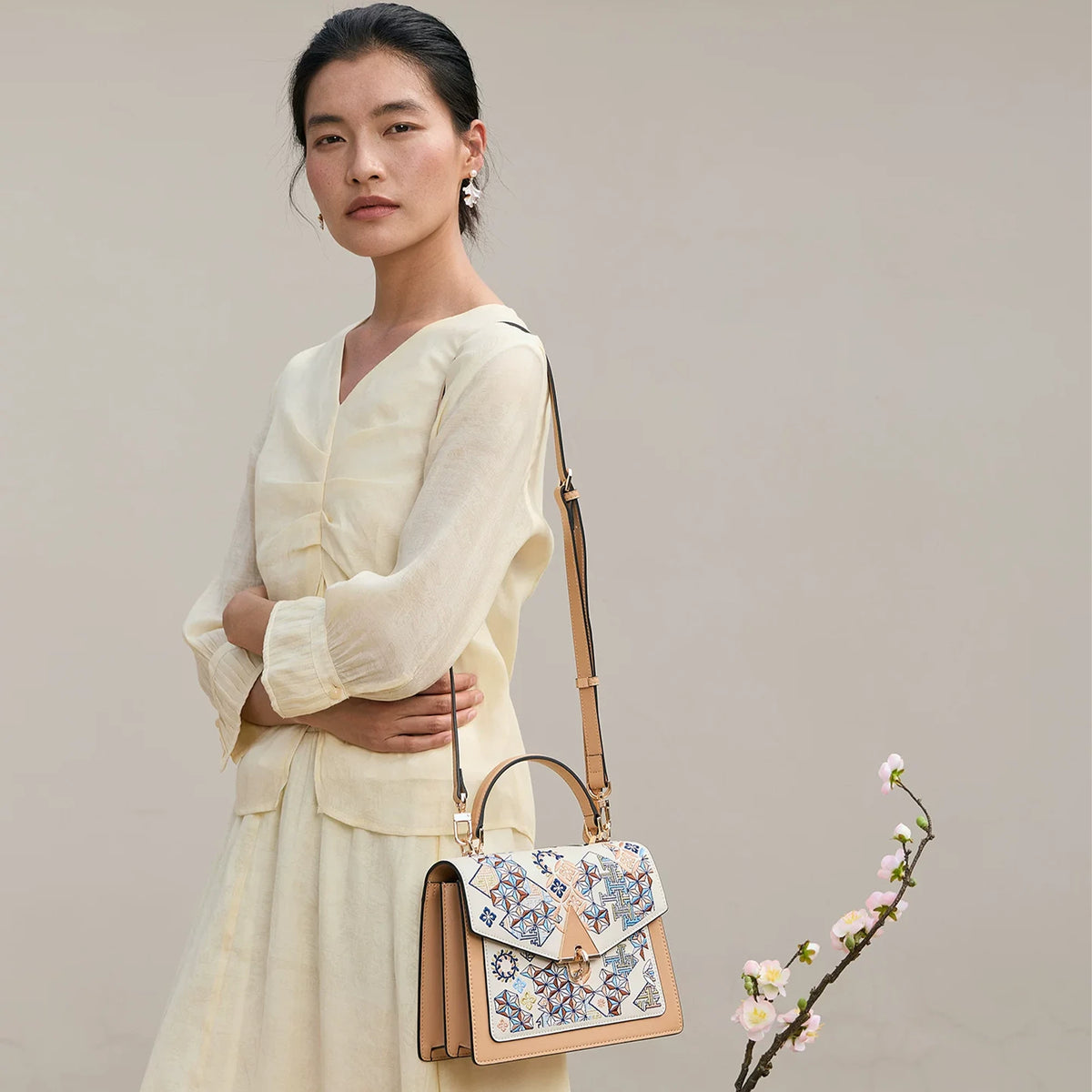 Luxuriöse handgefertigte Suzhou-Stickerei-Lederhandtasche mit geometrischem Muster