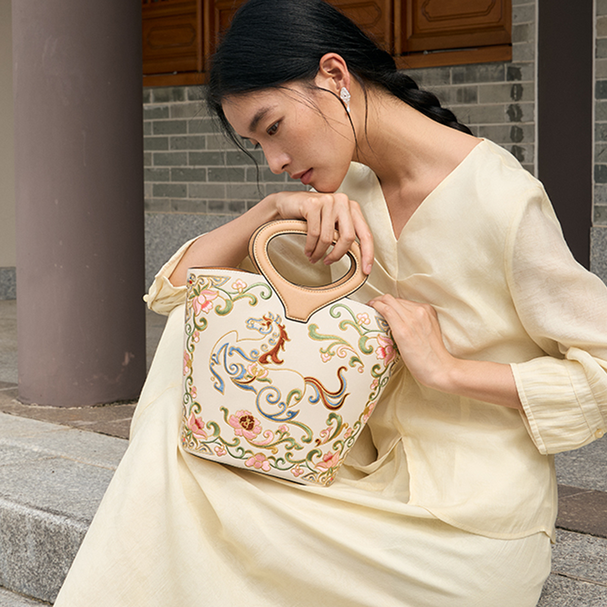 Luxury Leather Handcrafted Chinese Suzhou Embroidery Celestial Horse Bucket Bag