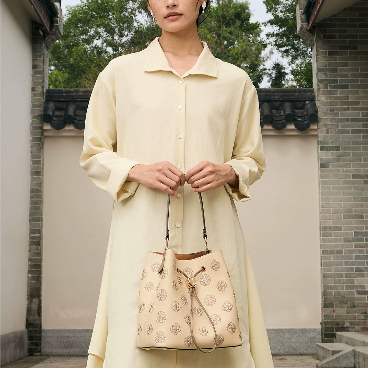 Genuine Leather Bucket Bag with Traditional Treasure Chest Pattern Suzhou Embroidery, Chain Shoulder Crossbody Handbag Outdoor Lifestyle 