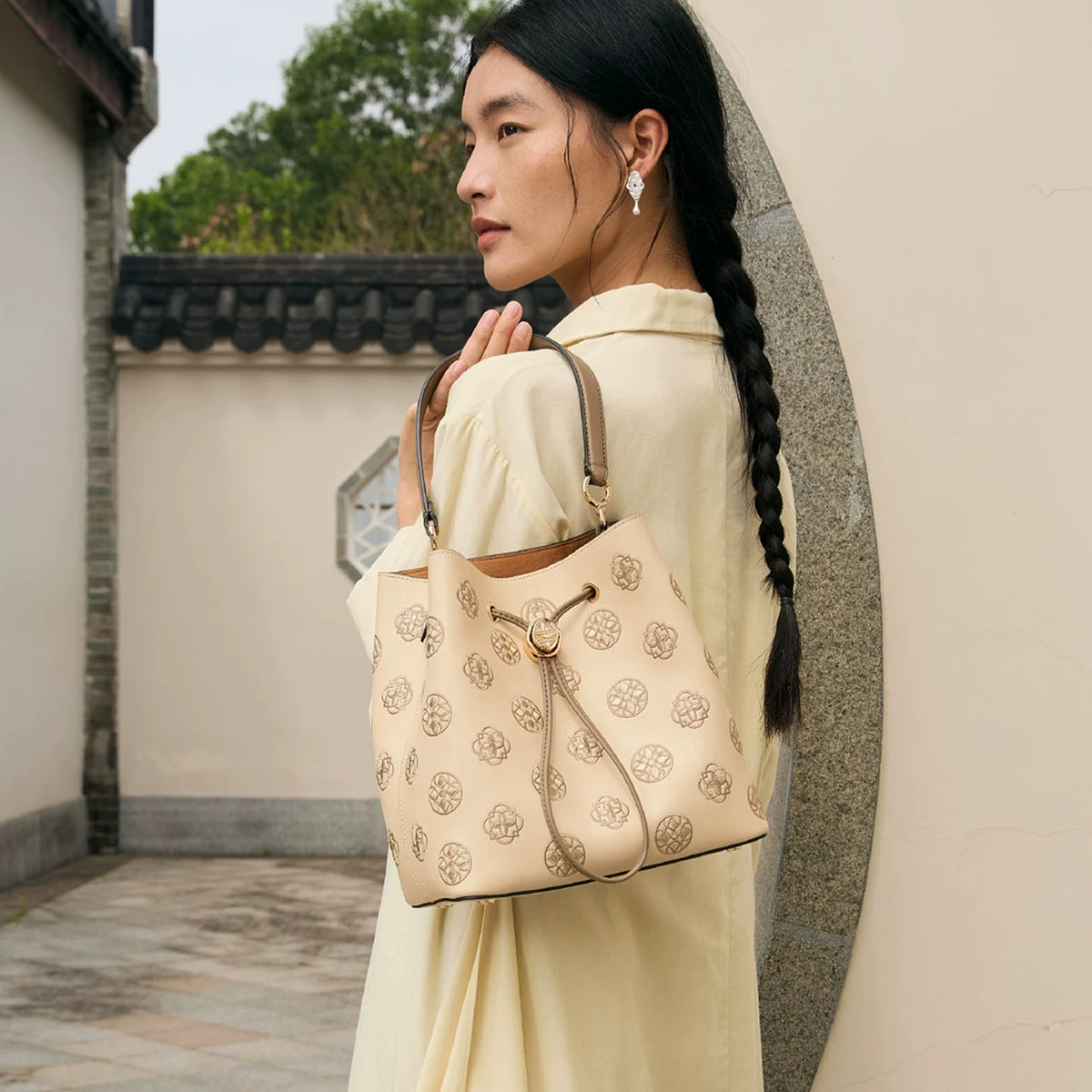 Genuine Leather Bucket Bag with Traditional Treasure Chest Pattern Suzhou Embroidery, Chain Shoulder Crossbody Handbag Outdoor Lifestyle 
