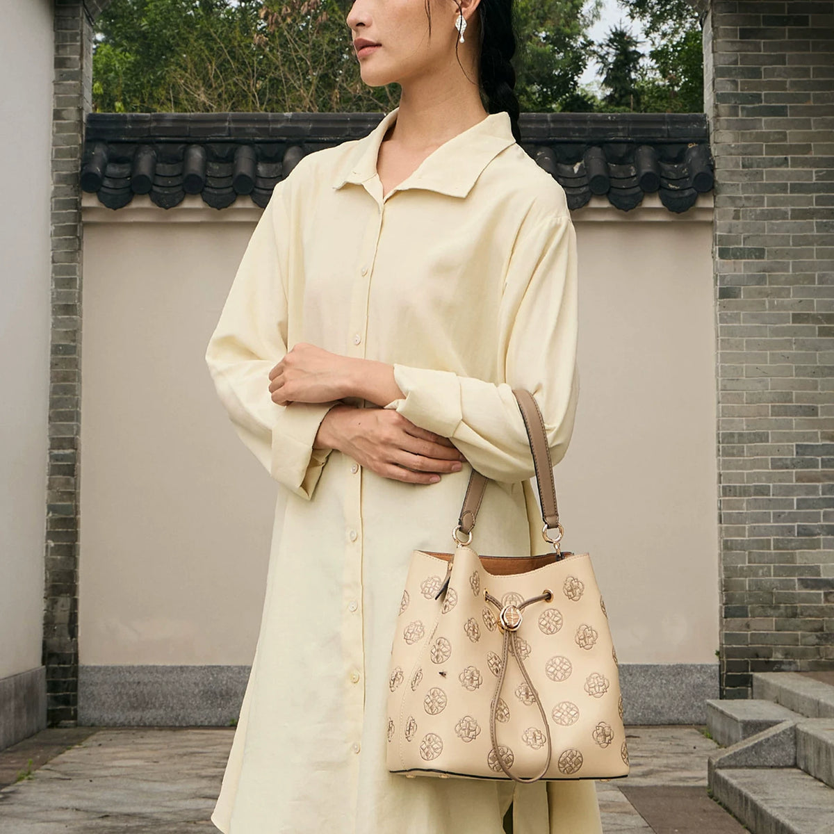 Genuine Leather Bucket Bag with Traditional Treasure Chest Pattern Suzhou Embroidery, Chain Shoulder Crossbody Handbag Outdoor Lifestyle 