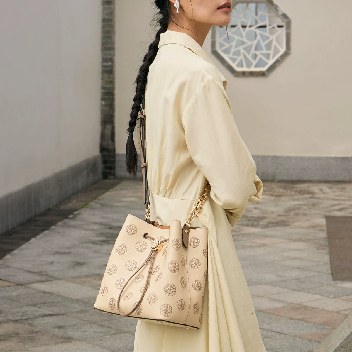 Genuine Leather Bucket Bag with Traditional Treasure Chest Pattern Suzhou Embroidery, Chain Shoulder Crossbody Handbag Outdoor Lifestyle 