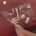 Video in Galerie-Betrachter laden und wiedergeben, Luxuriöse handgefertigte Suzho-Stickerei-Ledertasche mit Baoxiang-Blumenmotiv
