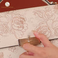 Video in Galerie-Betrachter laden und wiedergeben, Chinesische Pfingstrose Bestickte Überschlagtasche Tuschelinien-Blumenmotiv Bestickte Handtasche
