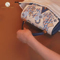 Video in Galerie-Betrachter laden und wiedergeben, Luxuriöse handgefertigte Suzhou-Stickerei-Lederhandtasche mit geometrischem Muster
