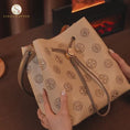 Video in Galerie-Betrachter laden und wiedergeben, Luxuriöse Monogramm Suzhou-Stickerei Eimertasche
