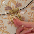 Video in Galerie-Betrachter laden und wiedergeben, Luxuriöse Chinoiserie Bestickte Spaltleder-Handtasche mit Goldschließe

