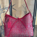 Carica e riproduci il video nel visualizzatore della galleria, Chinoiserie Luxury Song Brocade Red Bada Halo Leather Shoulder Bag
