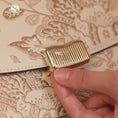Video in Galerie-Betrachter laden und wiedergeben, Handgefertigte Luxus-Suzhou-Stickerei-Leder-Umhängetasche mit Apfelblüten-Motiv
