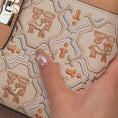 Video in Galerie-Betrachter laden und wiedergeben, Luxuriöse handgefertigte Suzhou-Stickerei-Handtasche aus echtem Leder
